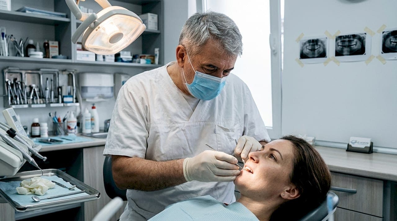 Coroană dentară vs fațetă: cum alegi cea mai bună opțiune