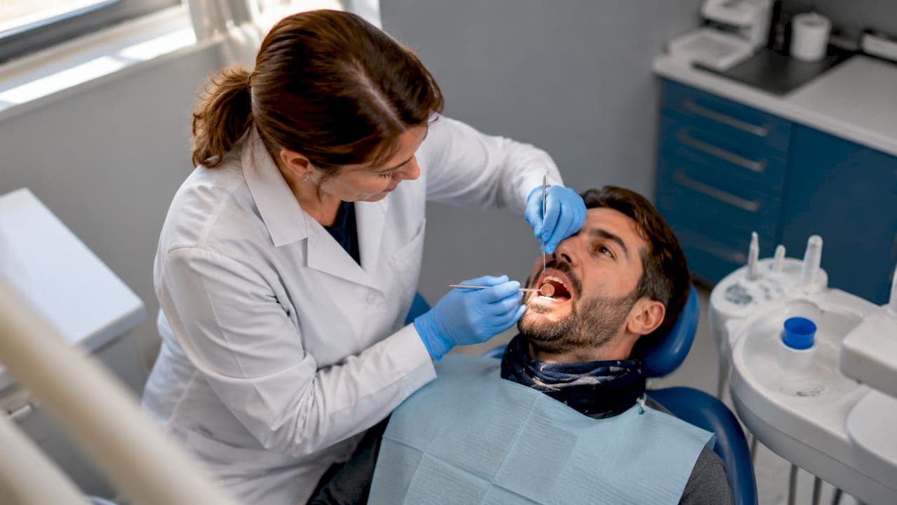 Semnele unei carii dentare: cum le recunoști la timp