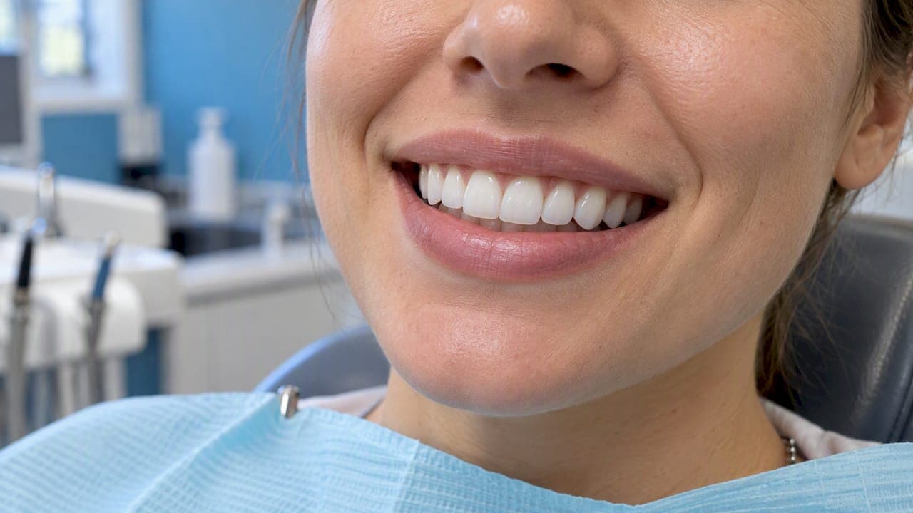 Șurub expus la implant: ce înseamnă și ce faceți acum
